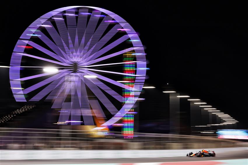 Saudi Arabian night Ferris wheel